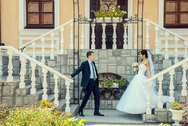 Lovely couple in Ukrainian wedding Lutsk — Fotografia de Stock