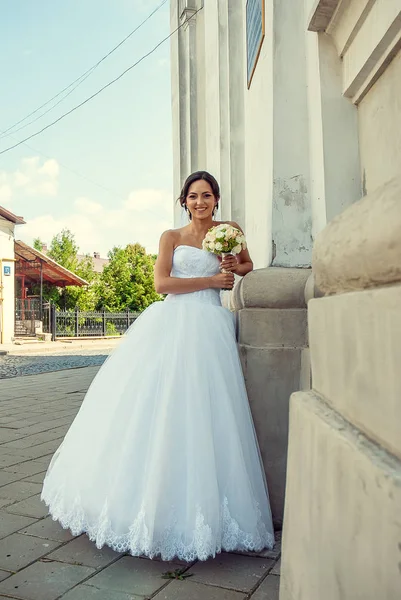 Lovely couple in Ukrainian wedding Lutsk — стоковое фото
