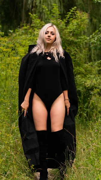 Сексуальная блондинка в черном плаще — стоковое фото