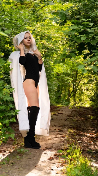 Sexy Blonde Vrouw Wit Mantel Natuur — Stockfoto