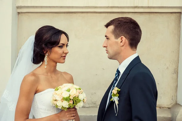 Bride Groom Standing Old Building Looking Each Other — Stock Photo, Image