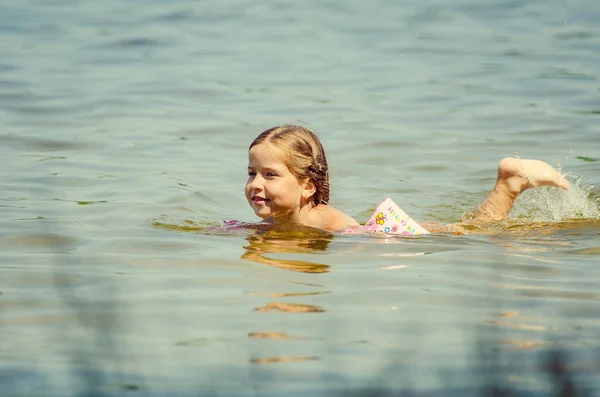 Little Girl Learning How Swim Lake — Stock Photo, Image