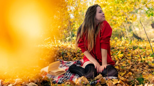 Incroyable fille étonnante dans une robe rouge. L'arrière-plan est fantastique automne. Photographie artistique . — Photo