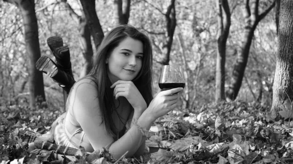 Jonge Mooie Vrouw Met Een Glas Wijn Het Park Herfst — Stockfoto