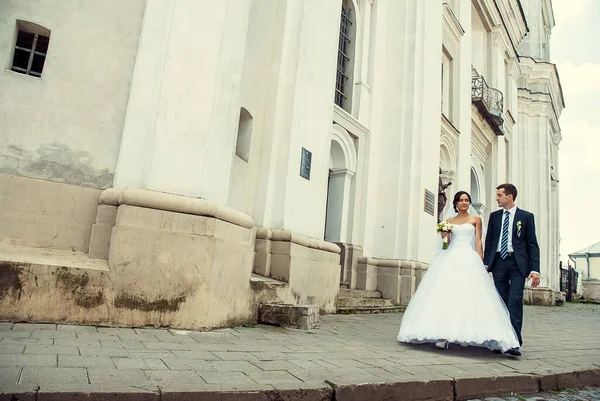 Široký Úhel Záběru Nevěsty Ženicha Kráčející Podél Staré Budovy — Stock fotografie