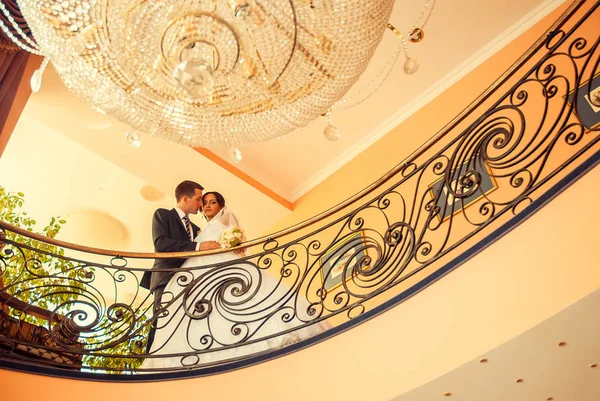 Ζευγάρι Νιόπαντρων Ποζάρουν Απαλά Στο Μπαλκόνι Του Ξενοδοχείου — Φωτογραφία Αρχείου