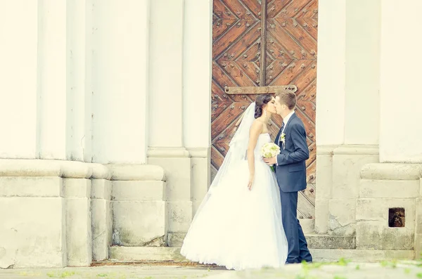 Nevěsta Ženich Společně Staré Budovy — Stock fotografie