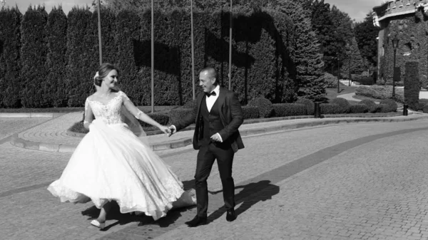 Bride and groom walking away in summer park outdoors wedding walk, typical Ukrainian wedding Lviv Ukraine 19.09.19 — Foto Stock