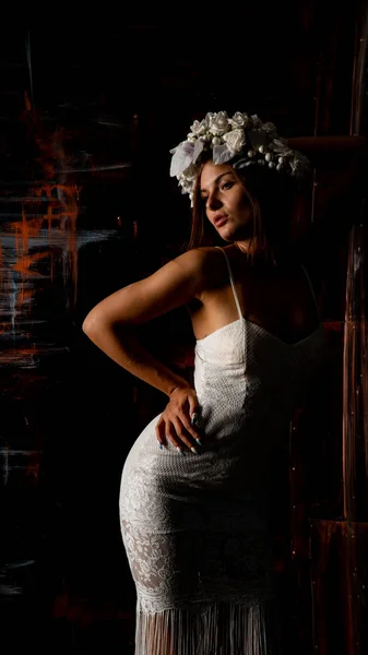 Hermosa Mujer Sexy Con Vestido Blanco Corona Floral Posando Sobre —  Fotos de Stock
