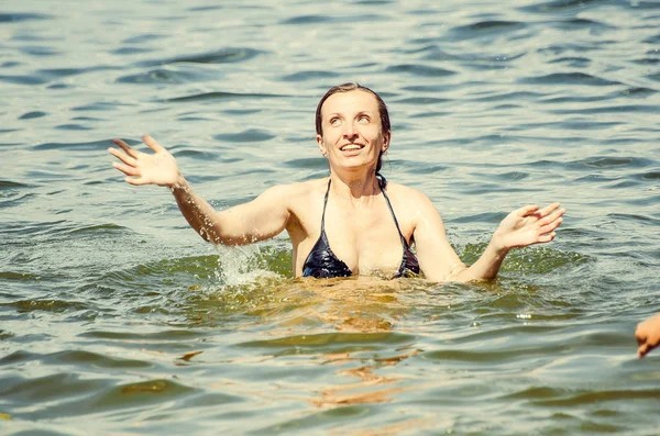 Young Woman Playing Summer Lake — Stockfoto