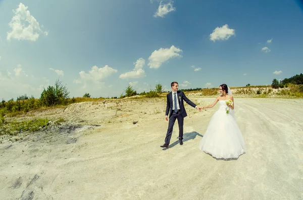 Hermosa pareja en la boda ucraniana Lutsk —  Fotos de Stock