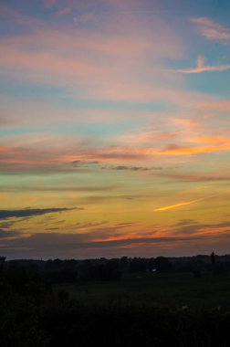 Dramatik gün batımı ve gün doğumu gökyüzü.