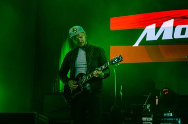 Kiev, Ukrayna - 29 Haziran 2017: Popüler Kanada post grunge rock grubu üç gün zarafet ve bas gitarist Brad Walst gerçekleştirir Ulusal Expocenter Atlas hafta sonu Festivali.