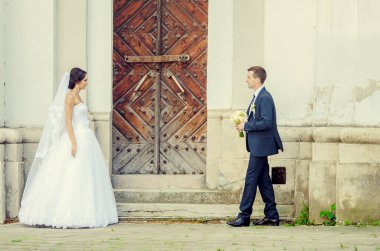 Gelin ve damat eski binayla birlikte