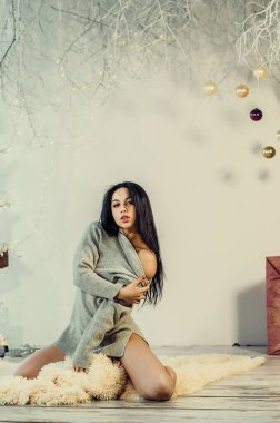 Yeni yıl dekorasyonunun arka planında güzel bir esmer. Moda Güzellik Portresi. Seksi Kız.