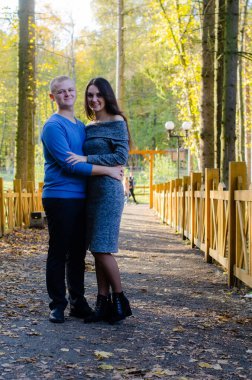 Aşk her yerde. Bir gelin ve damadın gölde birlikte yelken açarken öpüştükleri tek renkli odak noktası..