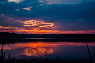 Denizde gün doğumu günbatımı gökyüzü