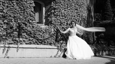 Gelin ve damat yaz park açık havada walking away.