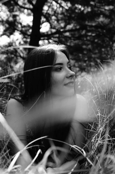 Retrato Uma Jovem Bela Mulher Sexy Natureza — Fotografia de Stock