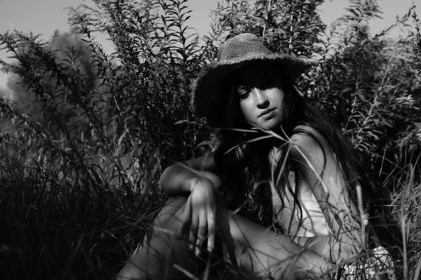 Foto vintage di una ragazza / seppia, ritratto in bianco e nero di una bella giovane donna, estate felice — Foto Stock