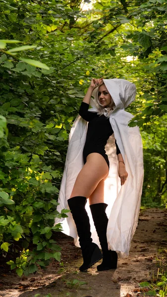 セクシーブロンド女性でホワイトクロークに自然 — ストック写真