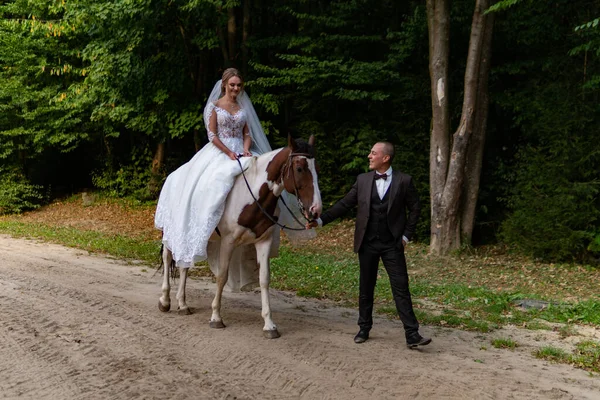 Close up na pěkný mladý svatební pár — Stock fotografie