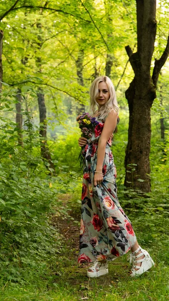 Retrato de hermosa chica en el campo —  Fotos de Stock