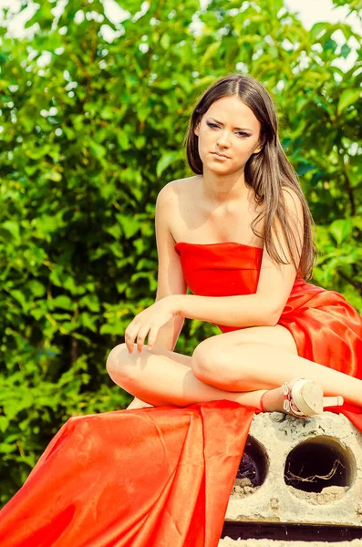 Vacker Ung Flicka Klädd Röd Klänning Betong Plattor Och Poserar — Stockfoto