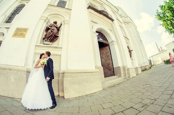 우크라이나 에서 결혼식을 올린 아름다운 부부, 루츠크 — 스톡 사진