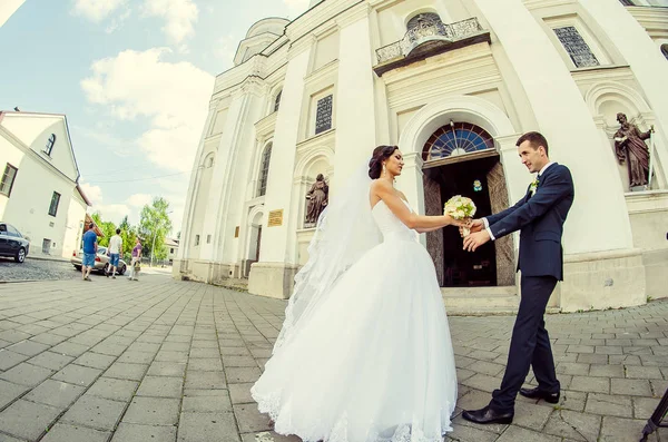 Halszemű Lövés Menyasszony Vőlegény Pózol Csokor Régi Épület — Stock Fotó