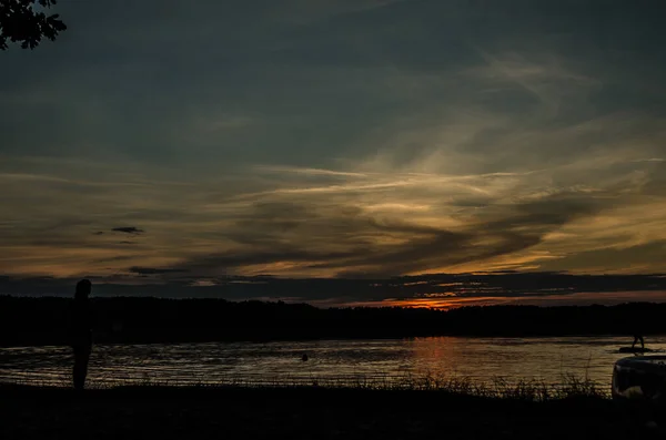 Hermosa puesta de sol sobre el mar. — Foto de Stock