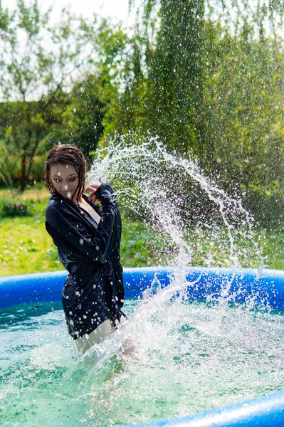 Mujer desnuda, cabello rojo húmedo, naturaleza, piscina . — Foto de Stock