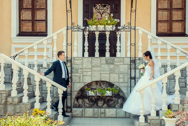 Casal encantador em casamento ucraniano Lutsk — Fotografia de Stock