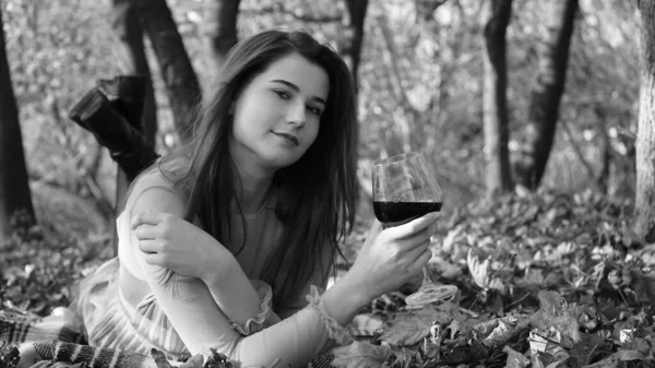 Joven Hermosa Mujer Con Una Copa Vino Parque Otoño —  Fotos de Stock