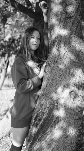 Fotografía en blanco y negro de una hermosa mujer joven sorprendida, fondo al aire libre — Foto de Stock