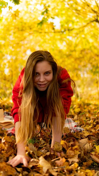 Incroyable fille étonnante dans une robe rouge. L'arrière-plan est fantastique automne. Photographie artistique . — Photo