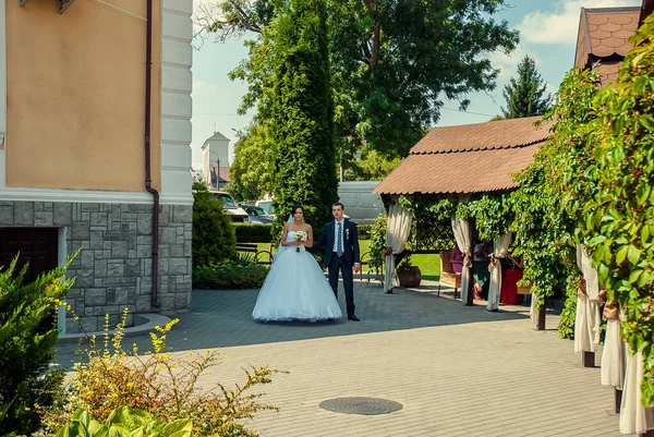 Lovely couple in Ukrainian wedding Lutsk — Stock Photo, Image