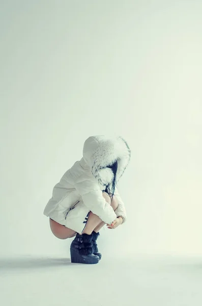 Junge Frau Weißer Jacke Und Dessous Posiert Auf Weißem Hintergrund — Stockfoto