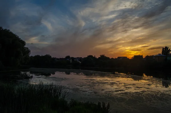 Piękny Zachód Słońca Nad Rzeką — Zdjęcie stockowe