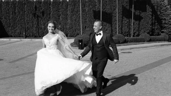 Nevěsta a ženich odchází v letním parku venku svatební procházka, typická ukrajinská svatba Lvov Ukrajina 19.09.19 — Stock fotografie