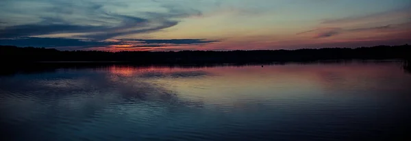 Hermosa puesta de sol sobre el mar. — Foto de Stock