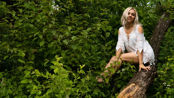 Sexy Blondýna Žena Letních Šatech Přírodě — Stock fotografie