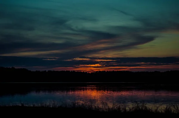 Schöner Sonnenuntergang über dem Meer. — Stockfoto