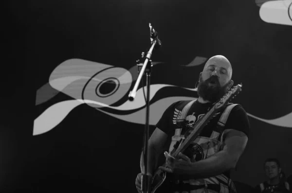 Guitarrista Banda Rock Tocando Cena Escura — Fotografia de Stock