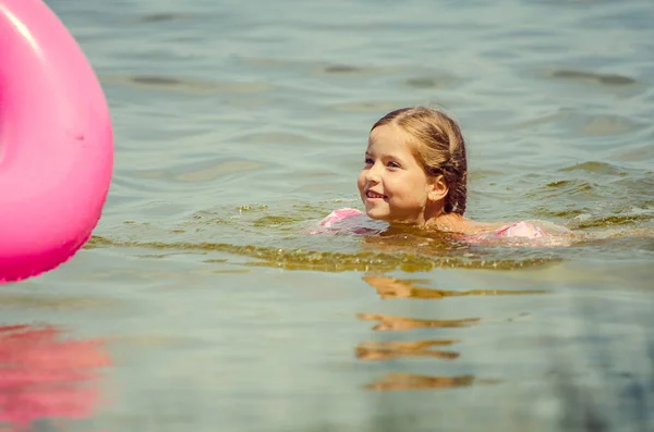 Little Girl Learning How Swim Lake — Fotografia de Stock