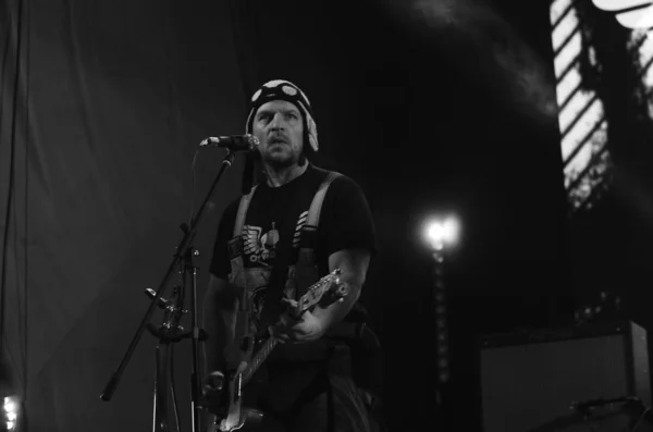 Guitarrista Banda Rock Tocando Cena Escura — Fotografia de Stock