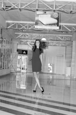 Koyu saçlı ve akşam makyajlı güzel bir kadın. Mücevher güzeli. Moda fotoğrafı. Siyah arka plan, seksi kırmızı elbise