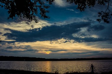 Denizin üzerinde güzel bir gün batımı.