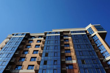 Güneşli günde yeni bina inşaatı