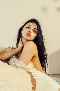 Yeni yıl dekorasyonunun arka planında güzel bir esmer. Moda Güzellik Portresi. Seksi Kız.